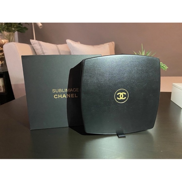 CHANEL SUBLIMAGE Leather
Mirror Vanity Makeup Box NEW! - Picture 7 of 15